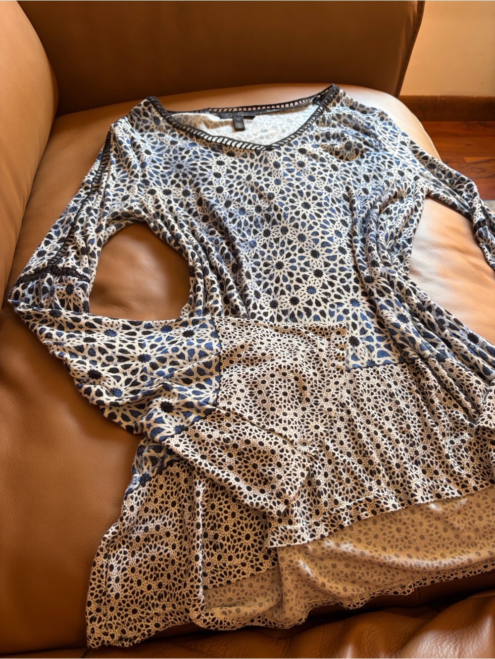 Jessica Simpson Blue and White Printed V‑Neck Long Sleeve Top